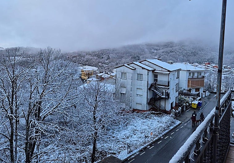 Estampas invernales en el norte y sur de Extremadura en la jornada electoral