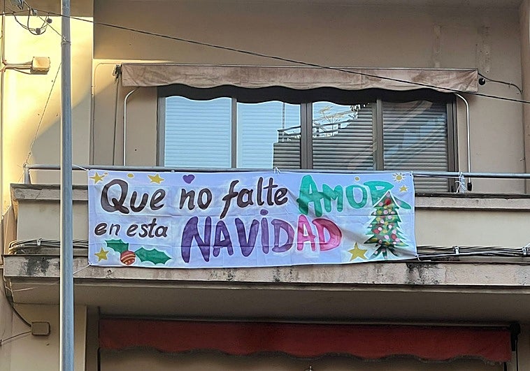 La empresa del piso tutelado de Cáceres coloca una pancarta de concordia tras ser rechazada por la comunidad de vecinos