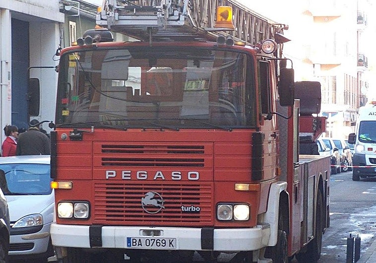 Un incendio quema un local comercial en Badajoz