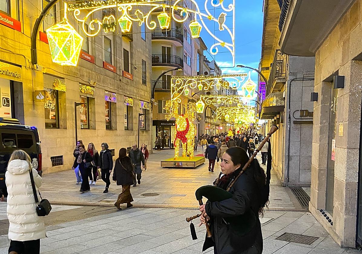 Una 'gaiteira', el 25 de noviembre en la calle Príncipe de Vigo.