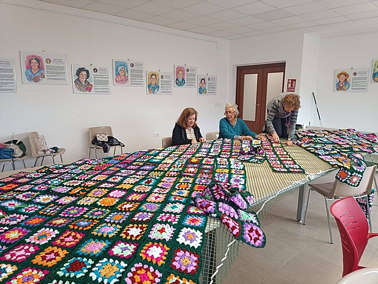 Las vecinas de Guijo de Santa Bárbara tejen un gran árbol navideño de ganchillo