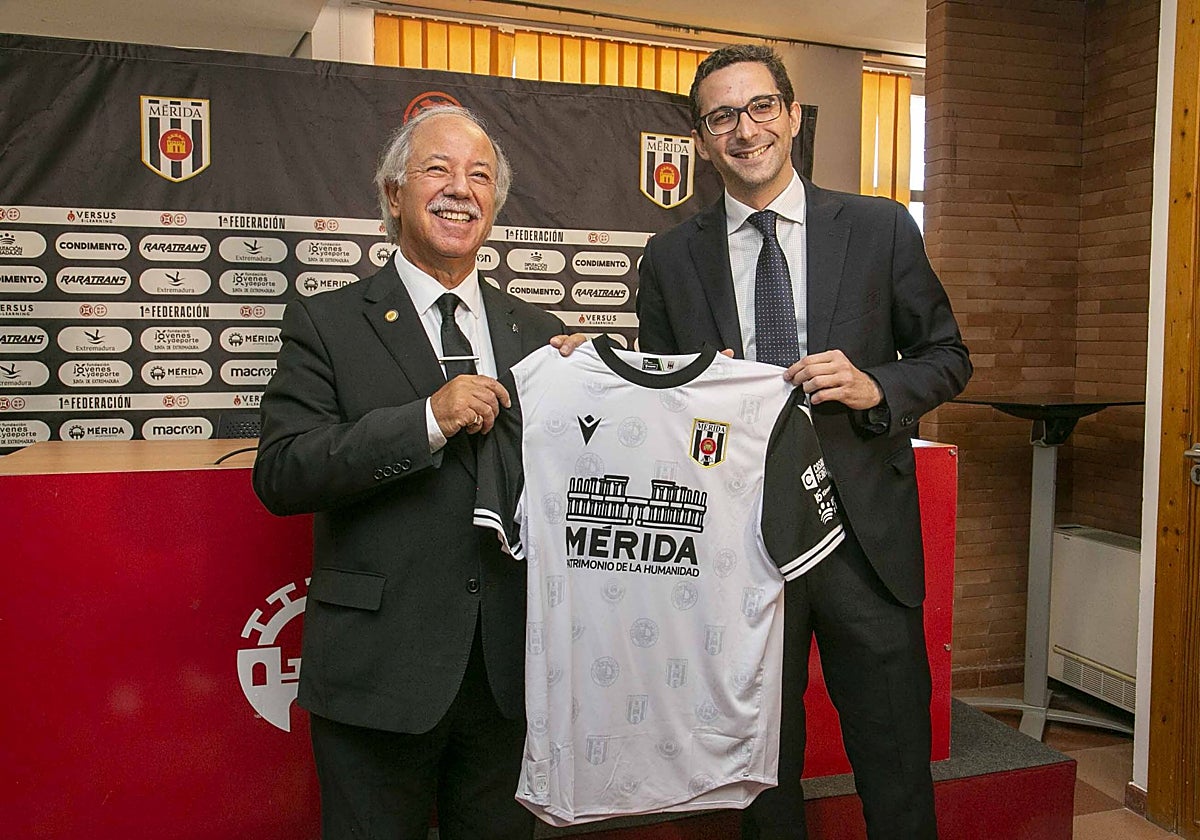Cliff Crown, presidente, y Alejandro Pérez, director general del Mérida.
