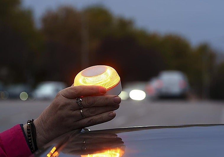 La DGT lo confirma: estos vehículos no tendrán que llevar la baliza V-16 a partir de enero