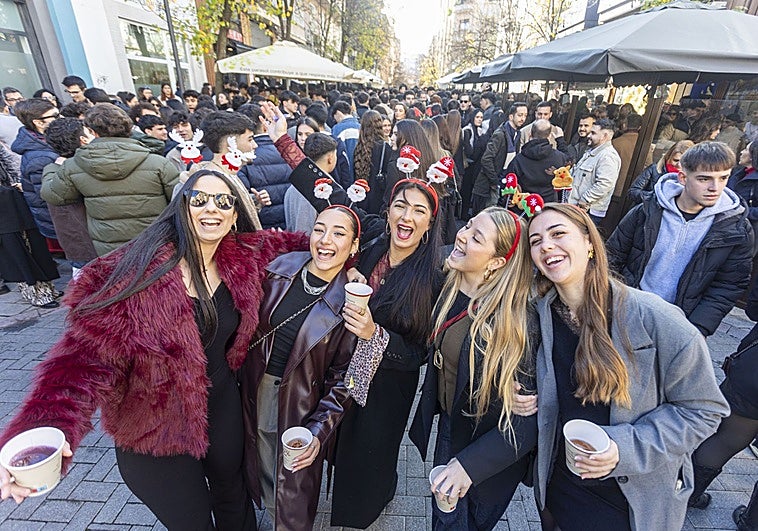 Las cañas de Nochebuena unen a los cacereños en la calle: «Es el mejor día de la Navidad»