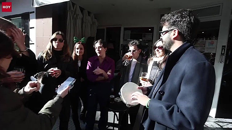 Las cañas de Nochebuena unen a los cacereños en la calle