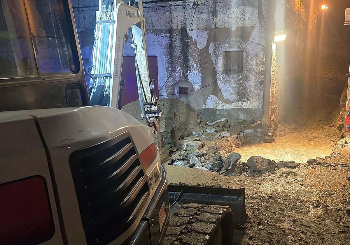 Imagen principal - Los operarios en la tarde de este martes localizando la avería.