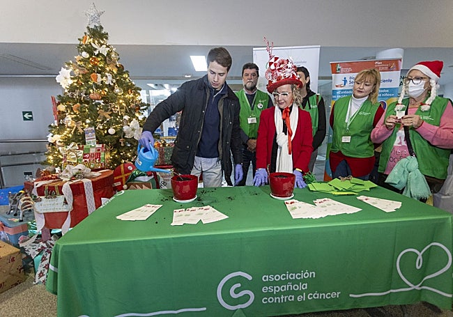 Presentación de la campaña 'Sembrando esperanza' de la AECC de Cáceres.