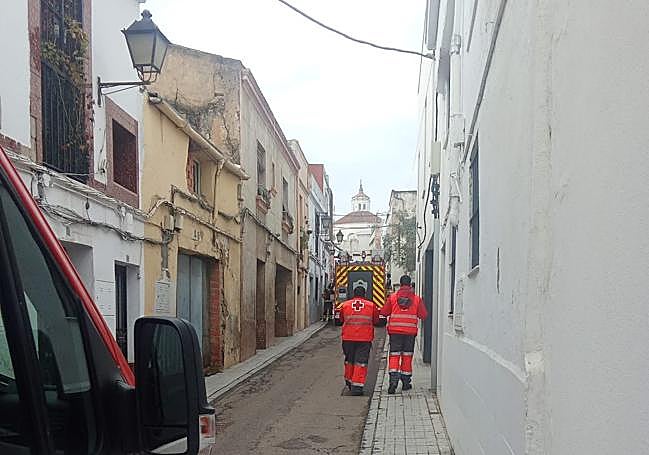 Bomberos y equipos de Cruz Roja desplegados en la mañana de este miércoles en la calle Concepción Arenal de Badajoz.