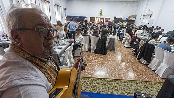 El colectivo Mandiles Solidarios sienta a la mesa a 150 personas para combatir la soledad en Cáceres