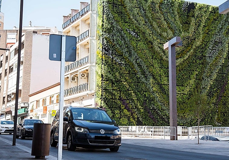 El Ayuntamiento de Mérida exige la reparación de las baldosas de la plaza de Santa Eulalia