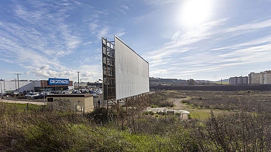 Way Cáceres, el gran centro de ocio y comercial que se quedó en un Decathlon