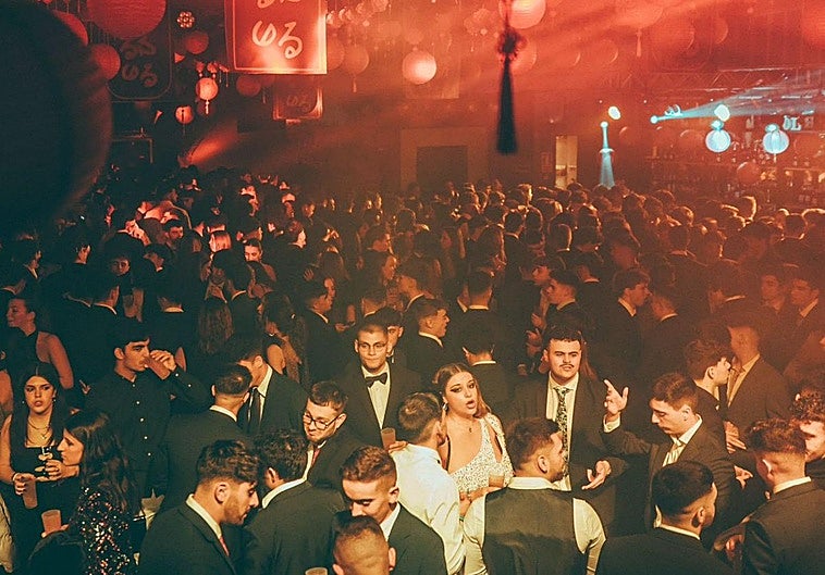 La Junta autoriza cinco cotillones en Badajoz, fiestas con barra libre, guardarropas y desayuno