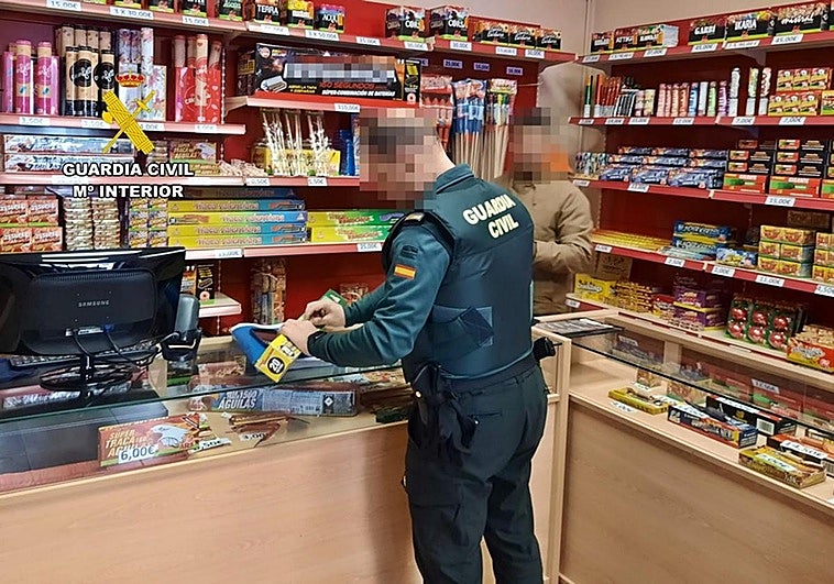 La Guardia Civil advierte del uso de petardos y retira 4.300 artículos pirotécnicos en la provincia pacense