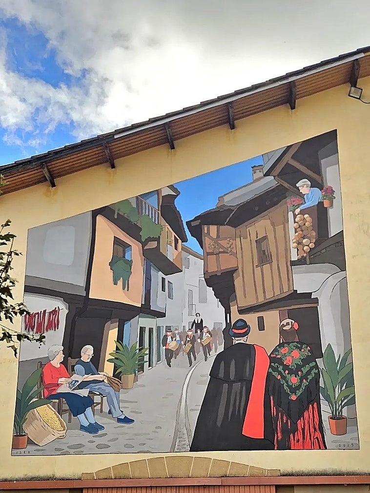 El Peropalo engalana ya la pared del pabellón municipal de Villanueva de la Vera