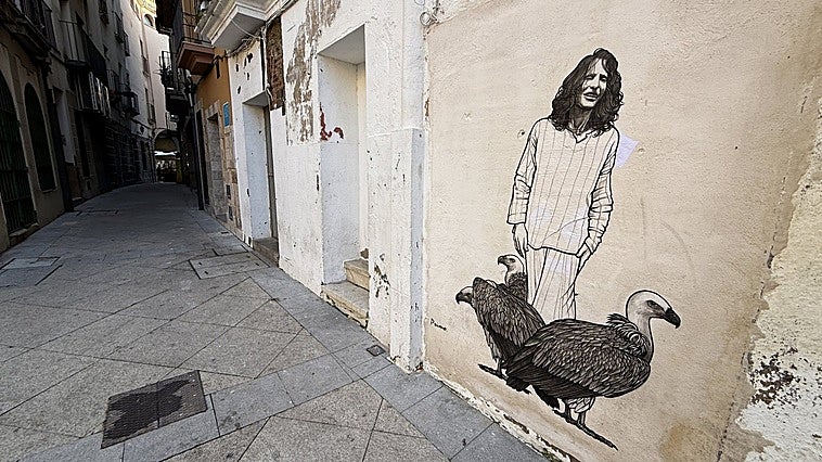 El artista urbano Primo rinde tributo a Robe con un mural en el centro histórico de Plasencia