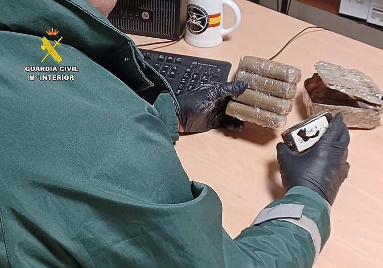 Un conductor da positivo en drogas y le encuentran casi medio kilo de hachís en el coche