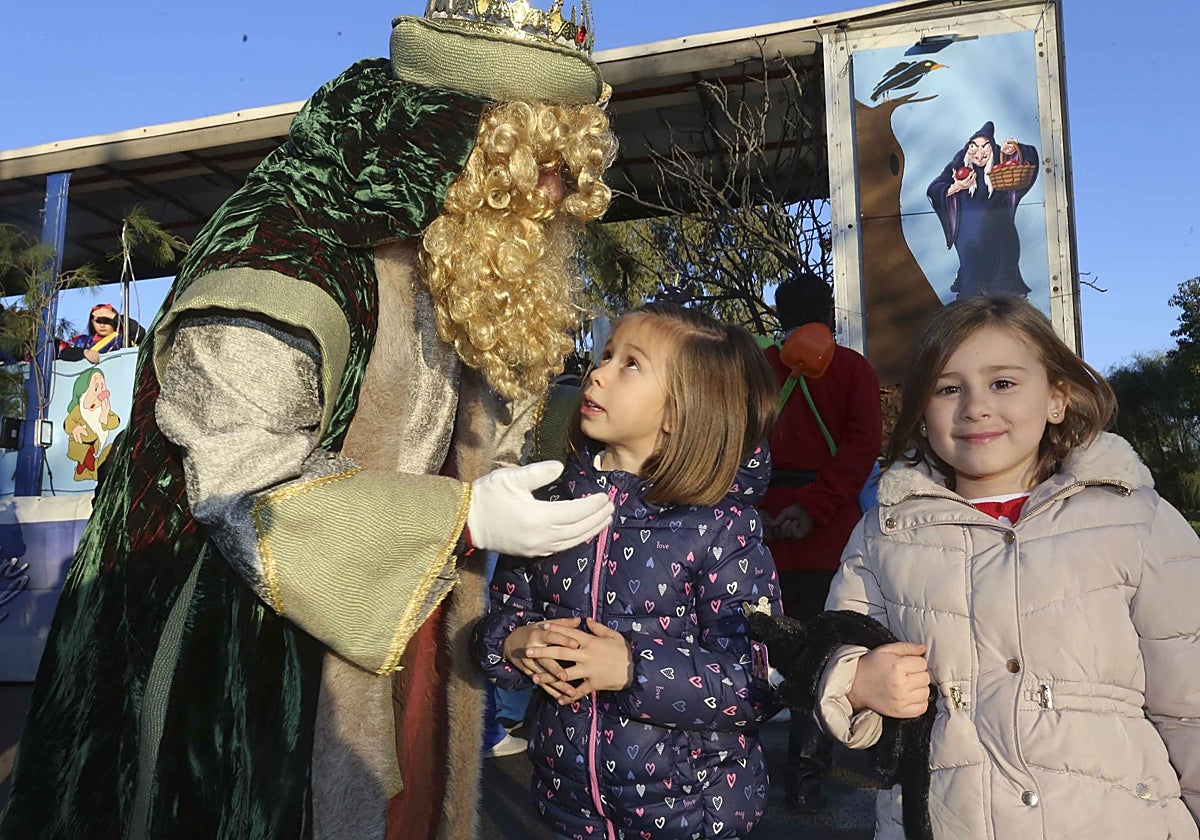 El rey Gaspar, junto a dos niñas de Mérida.