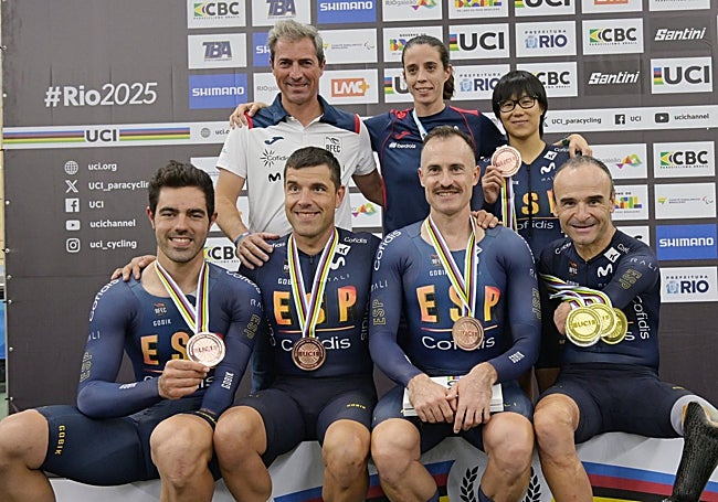 Isabel Yinghua Hernández (arriba a la derecha) junto al equipo español que logró el bronce en el Mundial.