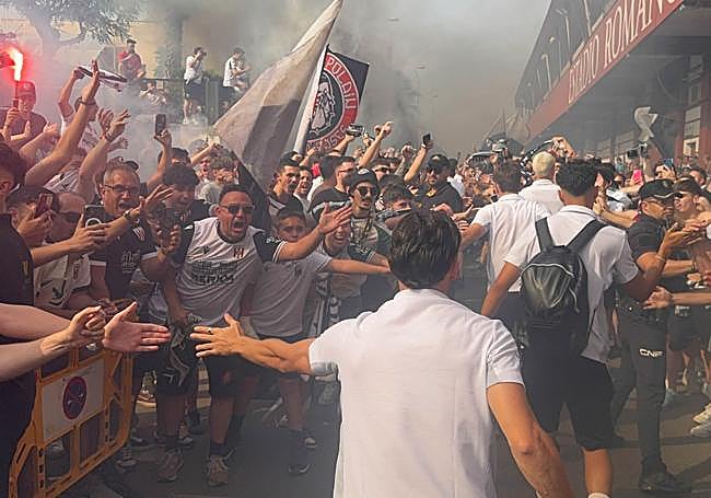 Llegada del equipo arropado por la afición.