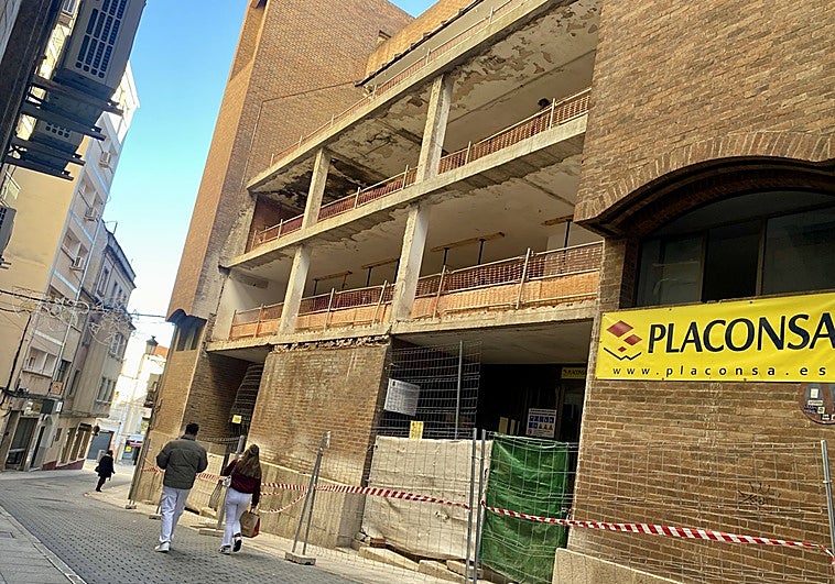 La necesidad de reforzar la estructura demora la apertura de la renovada sala Clavellina en Cáceres