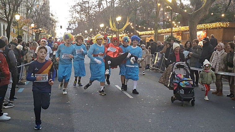 5.280 cacereños despiden el año a la carrera en una San Silvestre festiva y llena de colorido