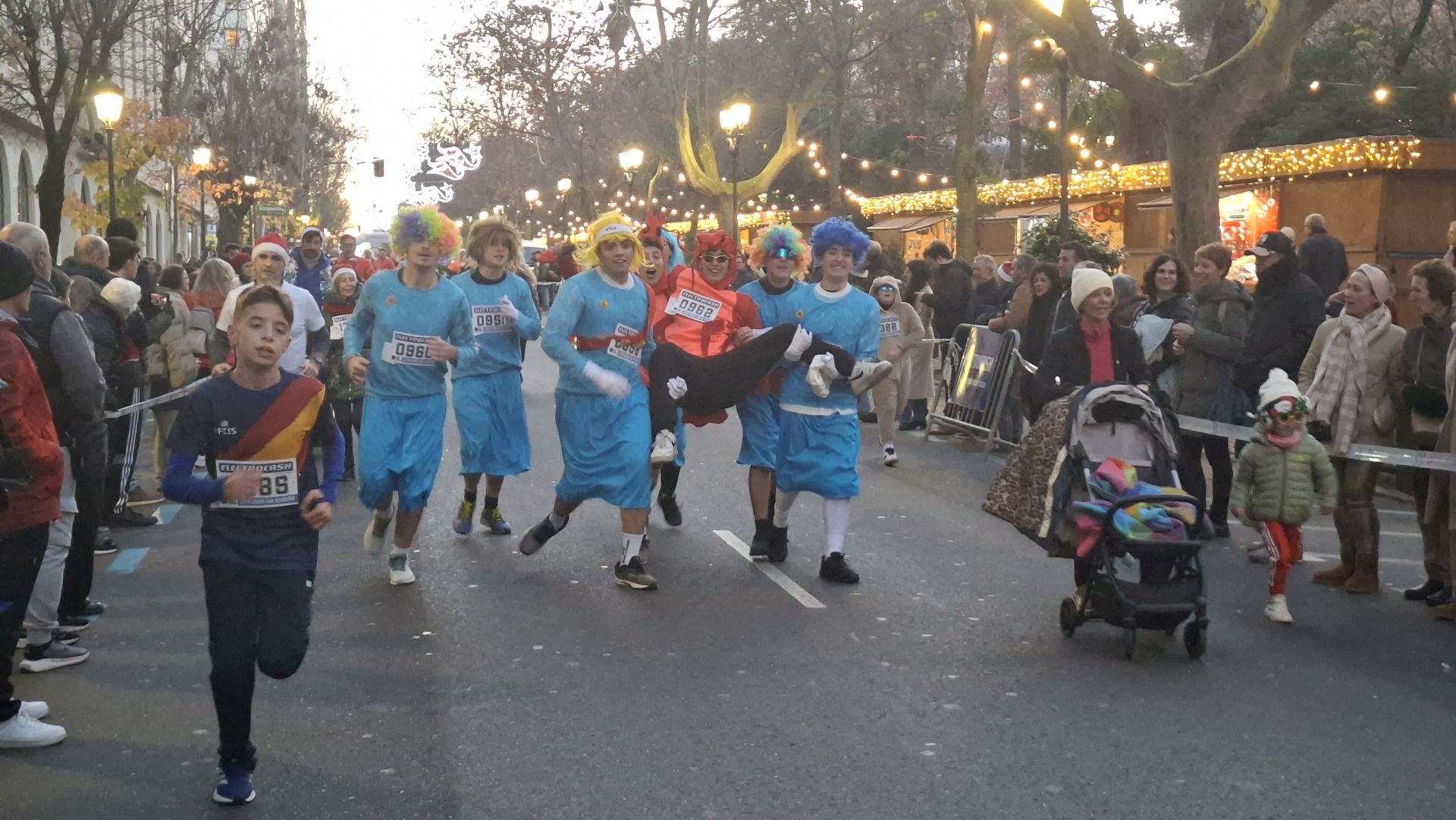 Llegada a meta de uno de los grupos de amigos que han corrido juntos