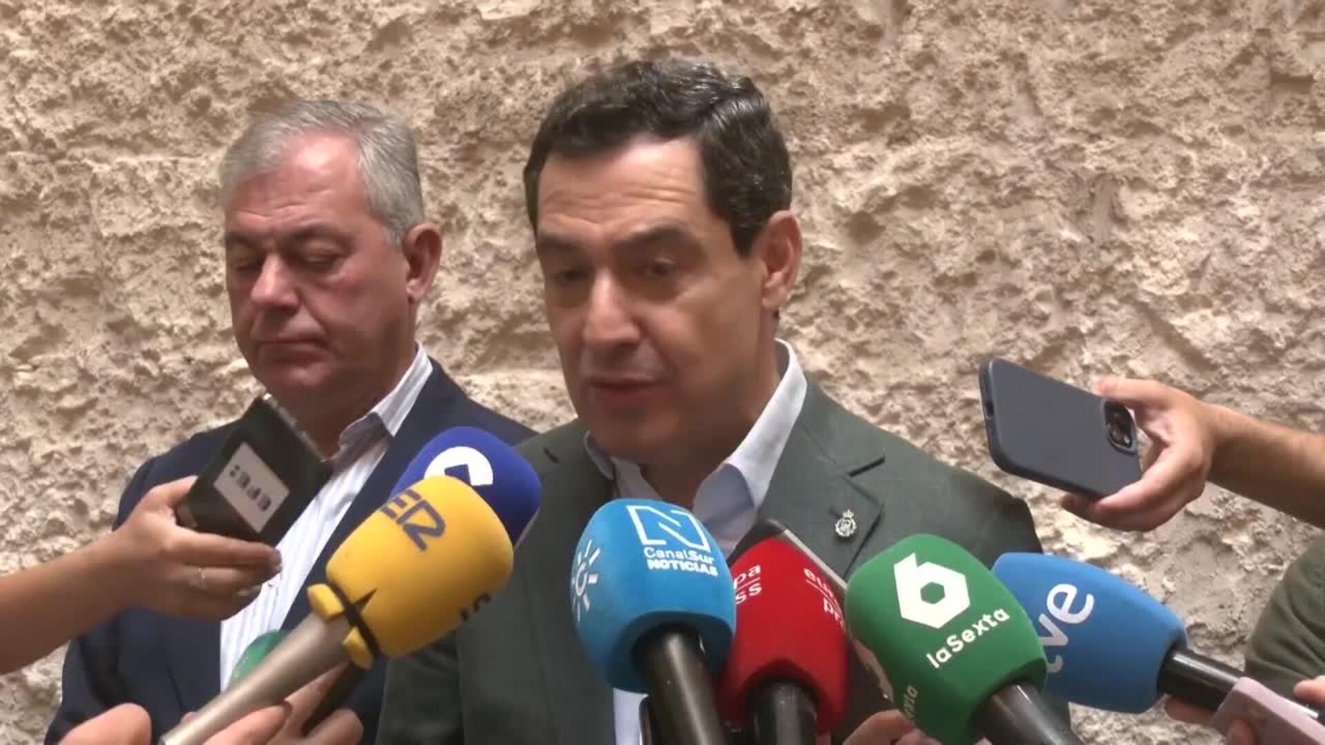 Moreno cuestiona viabilidad de moción de censura del PP y reta a PNV y Junts