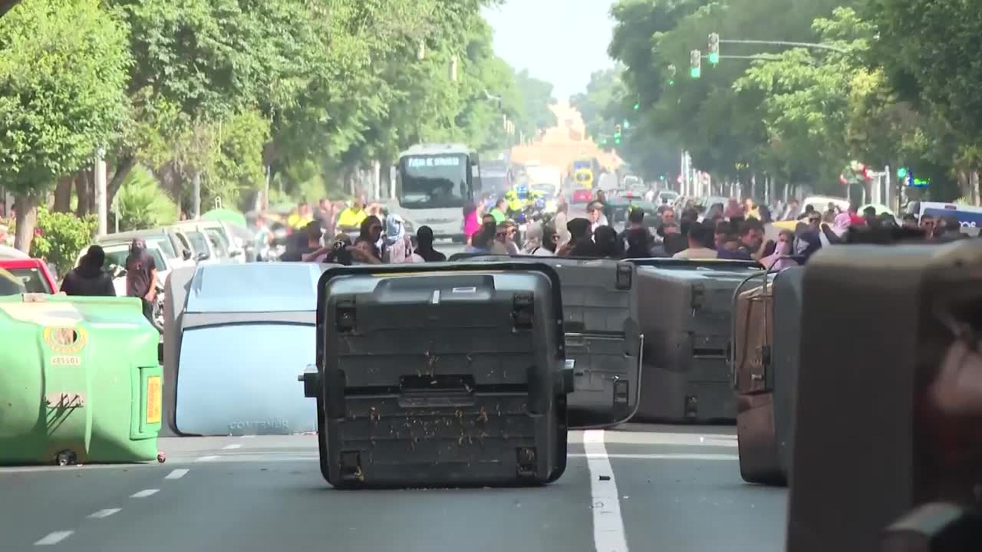 Trabajadores del metal en huelga se manifiestan por la avenida principal de Cádiz