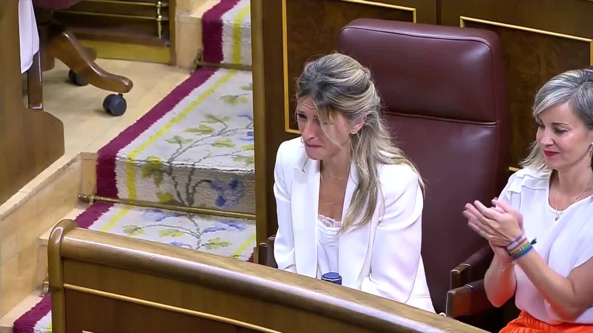 Díaz sigue la comparecencia de Sánchez en la bancada de Sumar y el presidente le da el pésame
