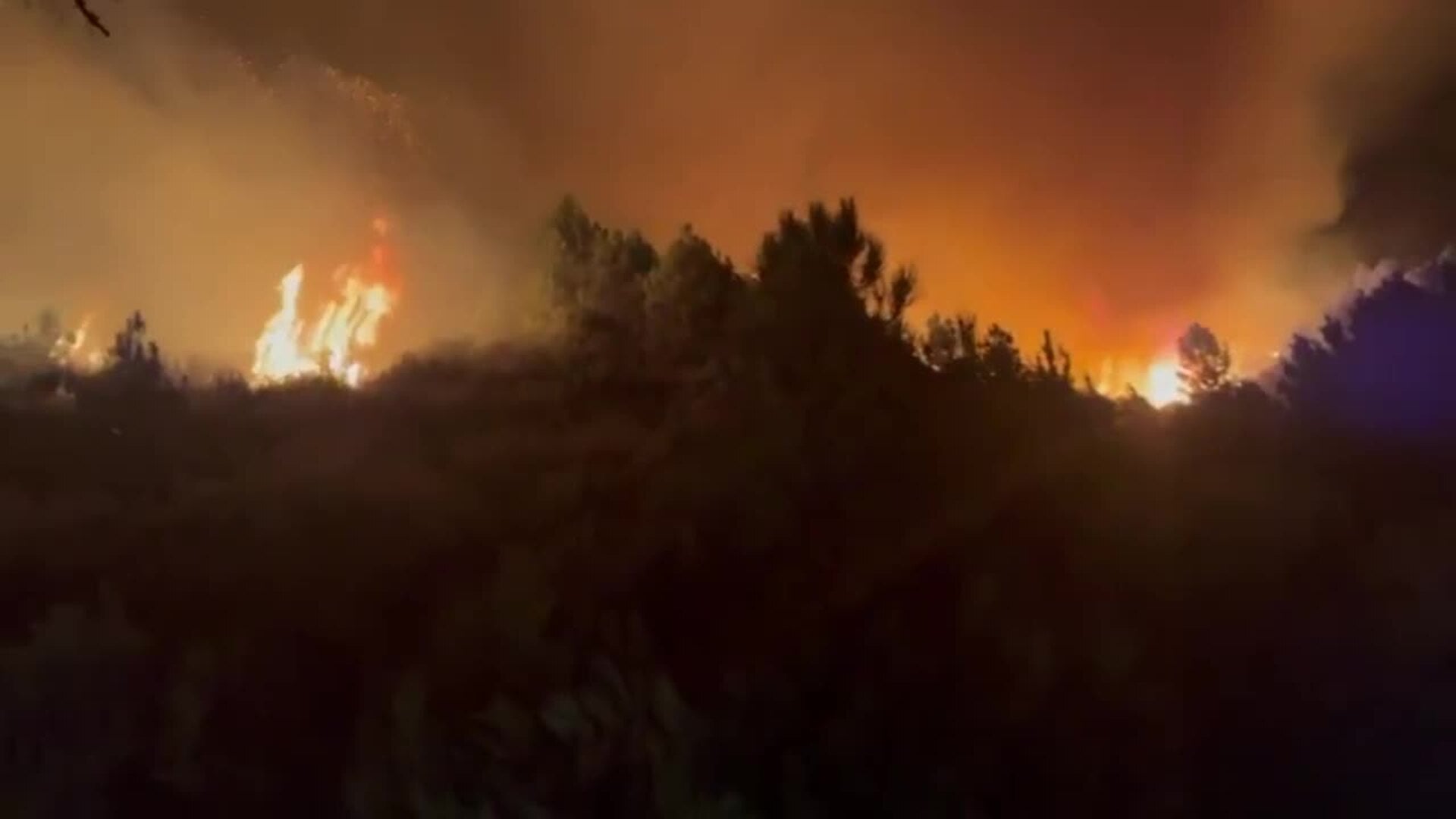 El incendio originado en Cuevas del Valle obliga a confinar el municipio de El Arenal
