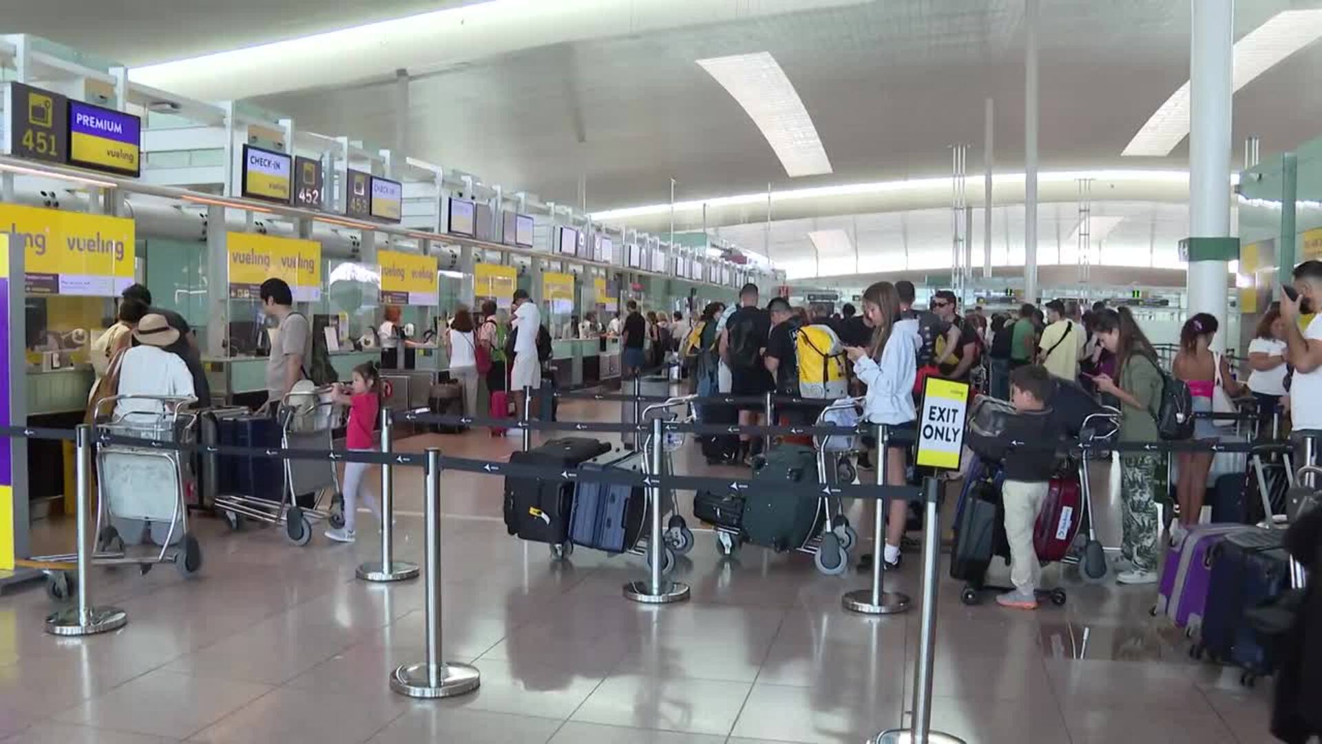 Gran afluencia de viajeros en El Prat en el inicio de la operación salida