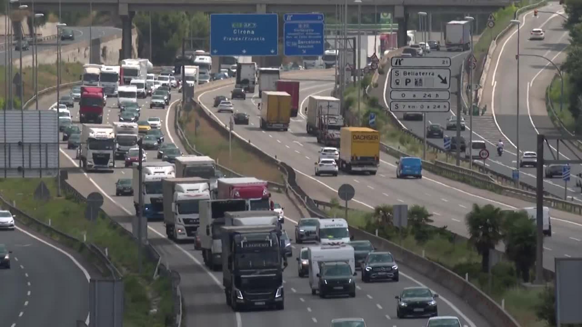 Tráfico denso en Barcelona en las primeras horas de la operación salida de agosto