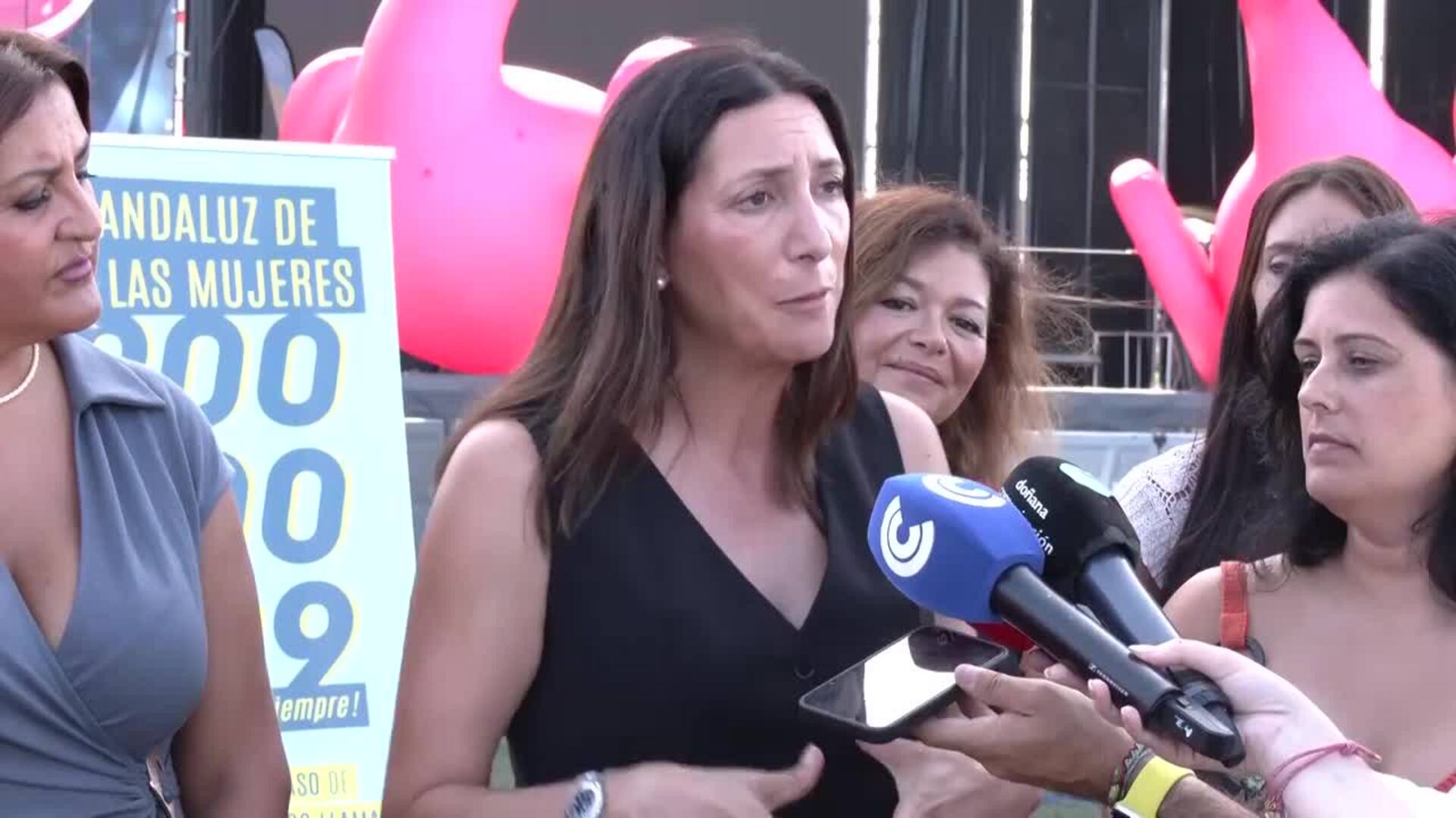 Loles López anima a grabarse en el móvil el teléfono 900 200 999 contra la violencia de género