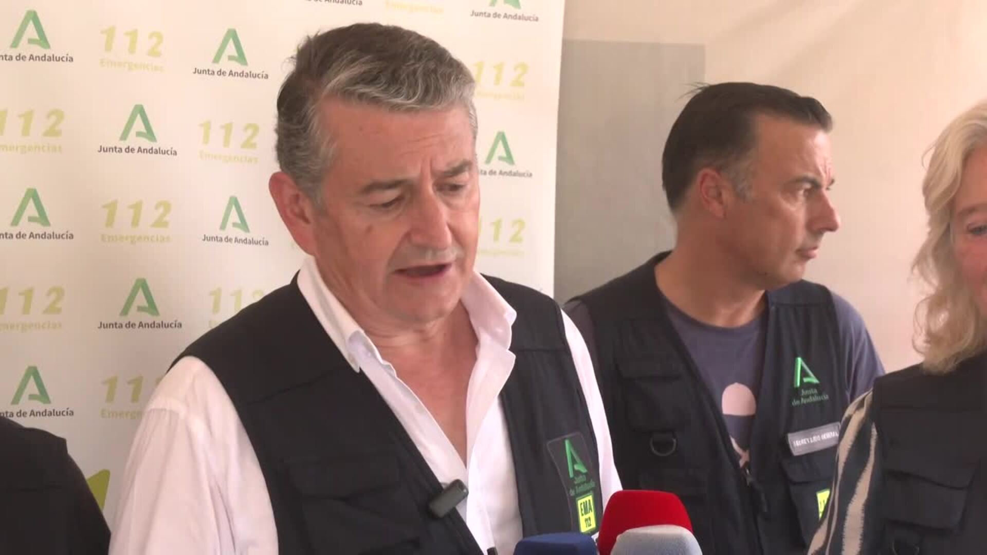 Los cambios de viento complican el control del incendio de Tarifa (Cádiz)