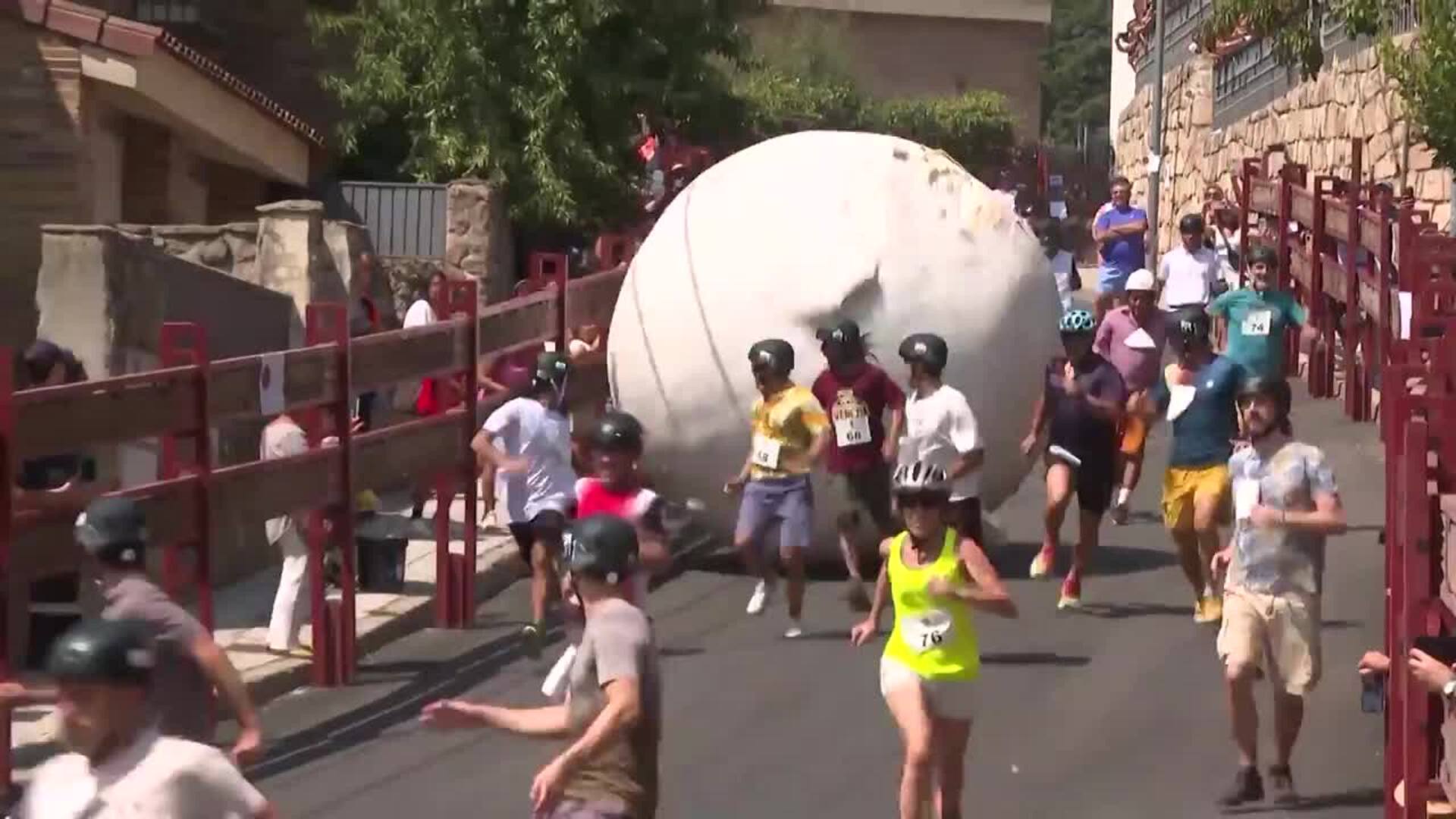 El Boloencierro 'arrolla' Mataelpino con su particular corrida sin animales