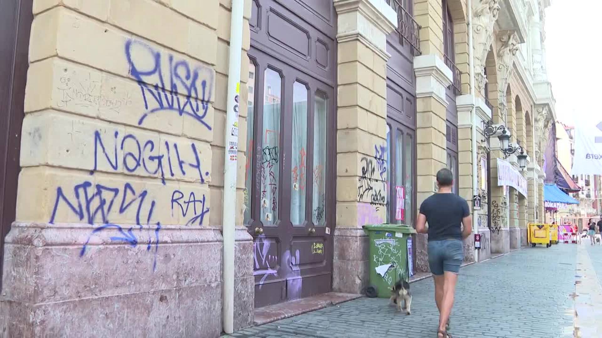El Teatro Arriaga amanece lleno pintadas vandálicas en su última jornada de fiestas de Bilbao