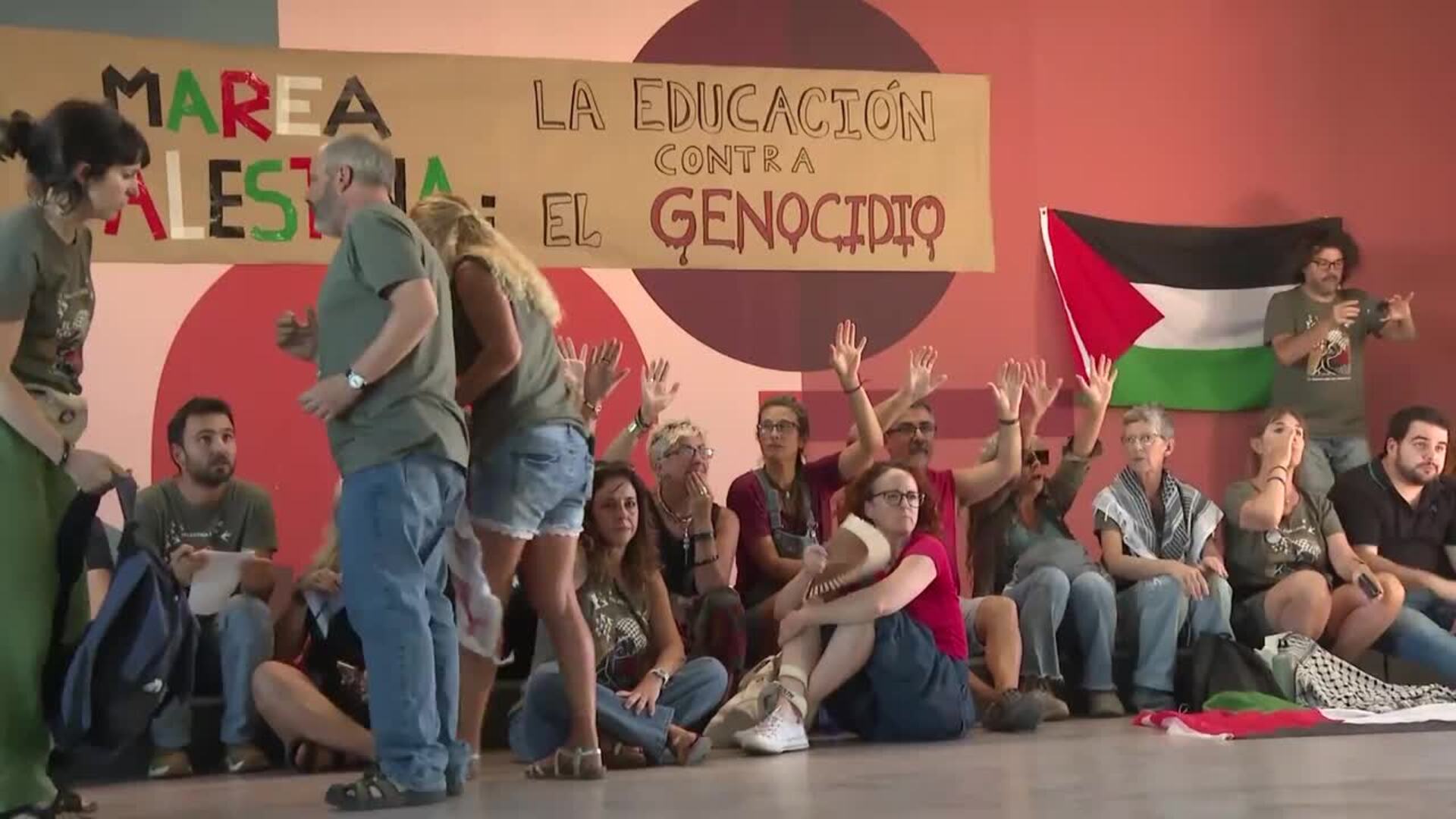 Docentes se encierran en el Circulo de Bellas Artes para pedir un embargo de armas a Israel