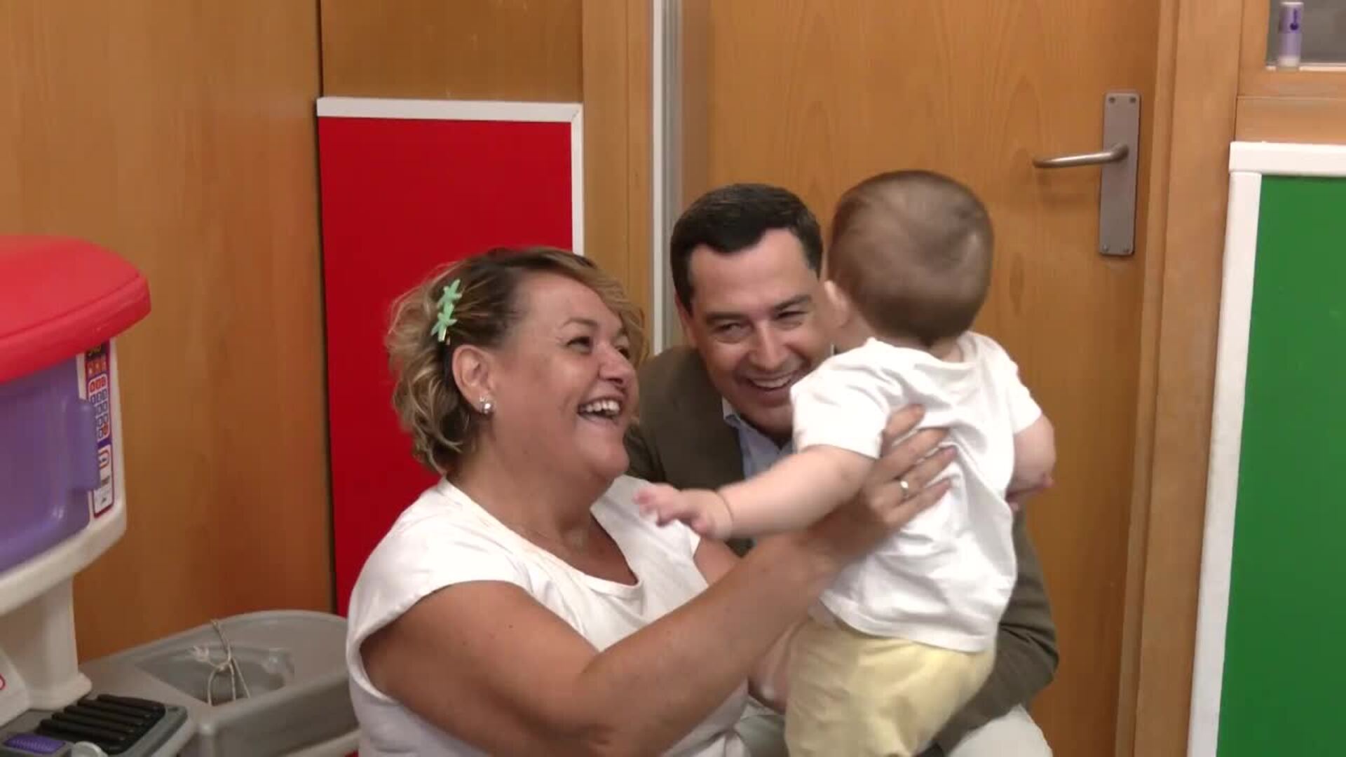 Moreno anuncia gratuidad para el 70% de familias andaluzas con hijos de 0-3 años en este curso