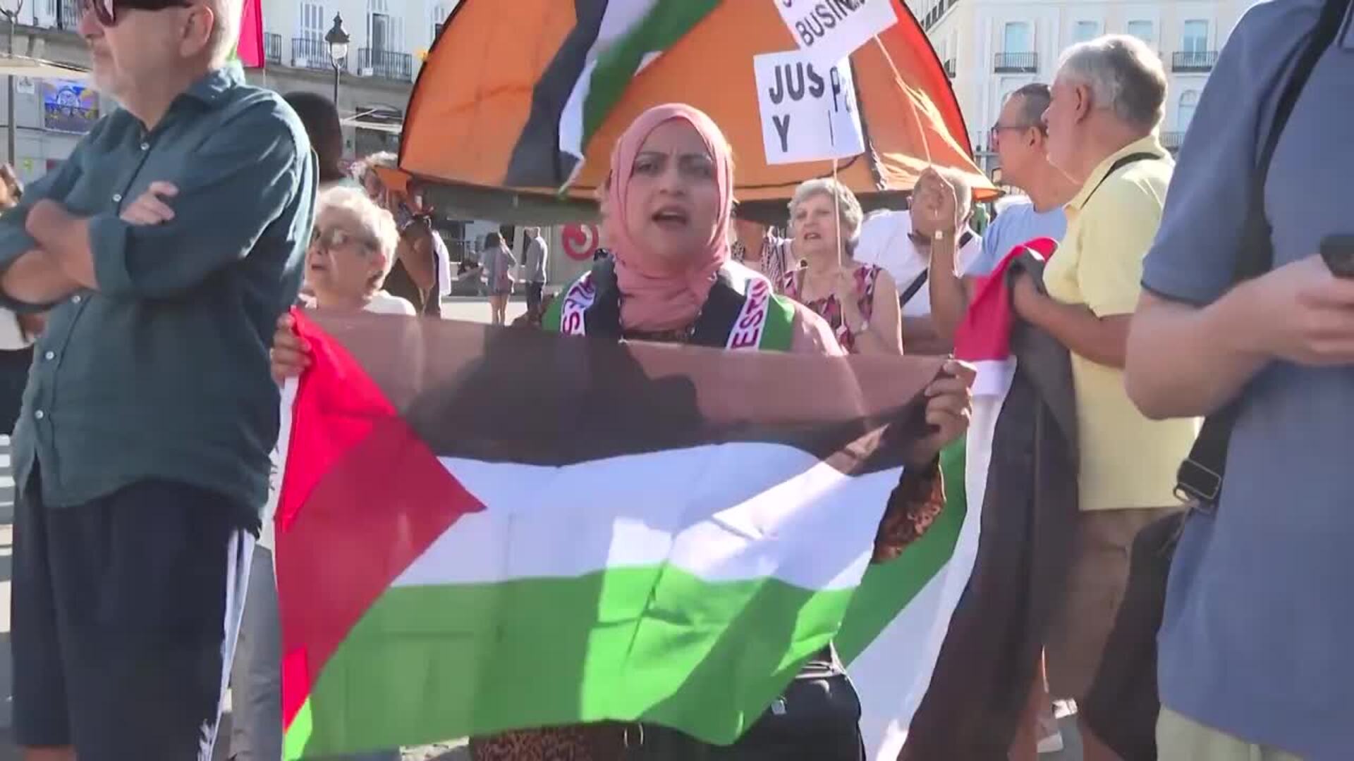 Multitud de personas se concentran en 14 ciudades para pedir un embargo "integral" a Israel