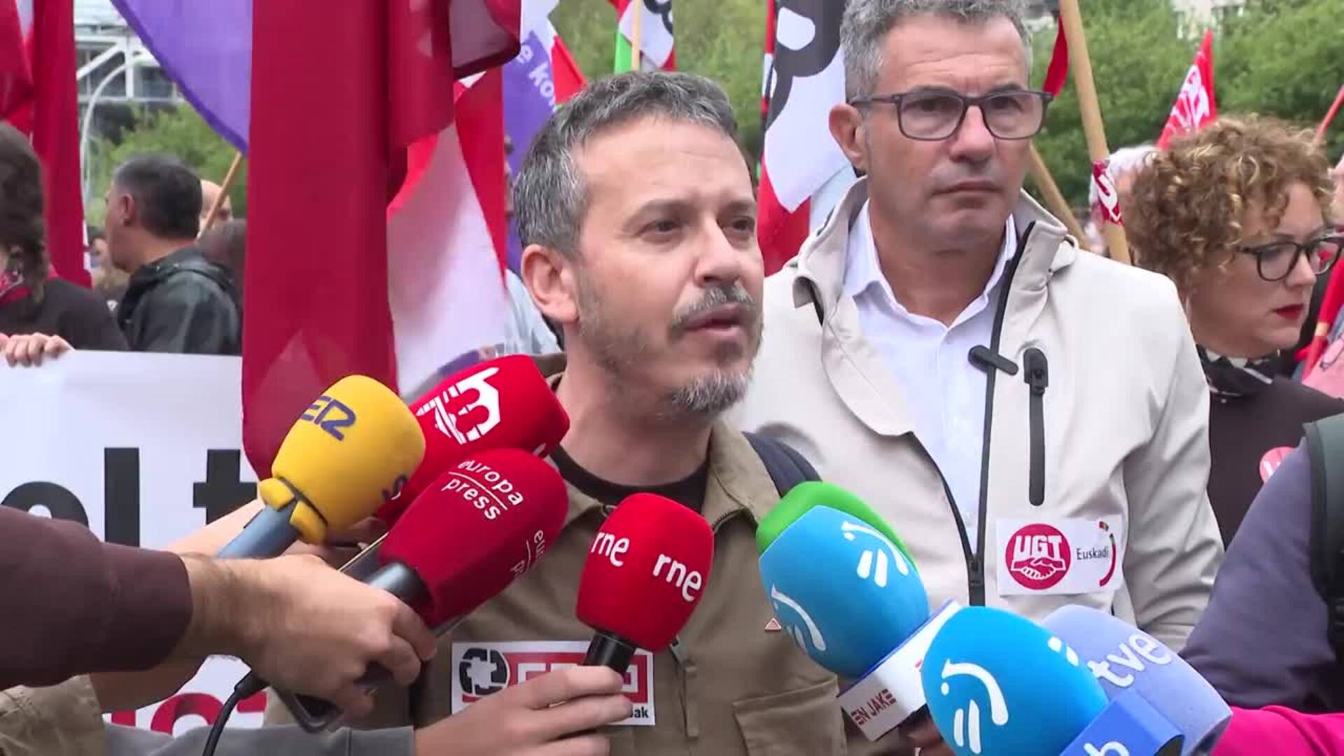 CCOO y UGT se movilizan ante Confebask y critican la "cobardía parlamentaria" de Junts,PP y Vox