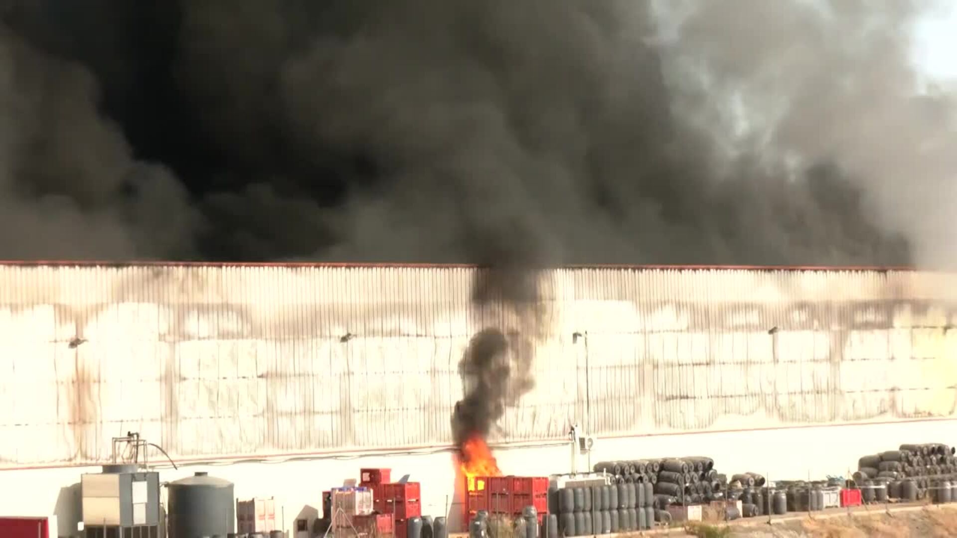 Incendio en fábrica de Burguillos activa movilización de bomberos