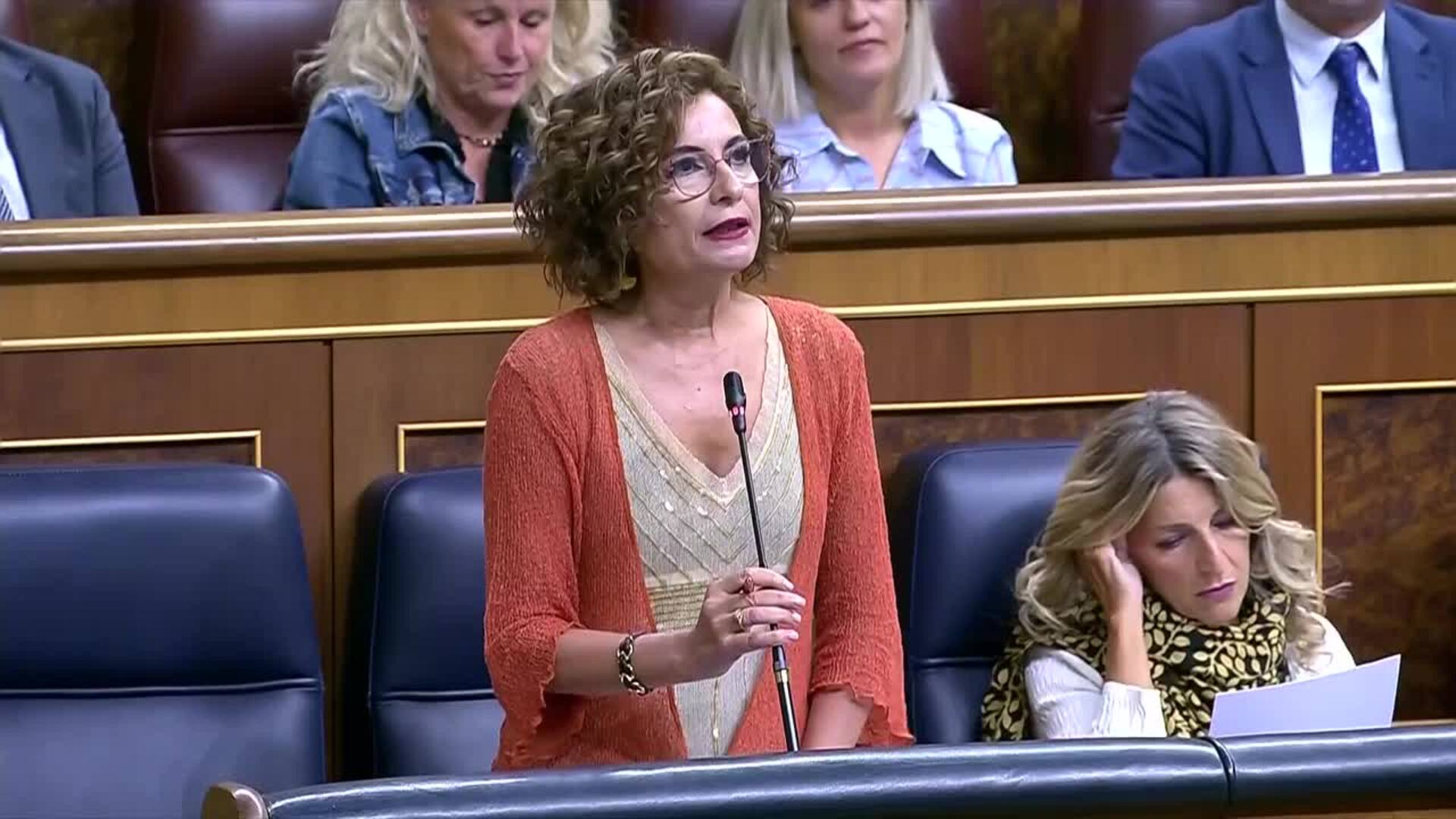 Montero reitera que pone la mano en el fuego por su jefe de gabinete