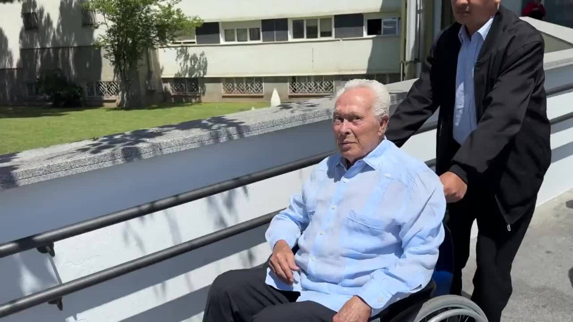 Curro Romero abandona el hospital tras su ingreso por neumonía