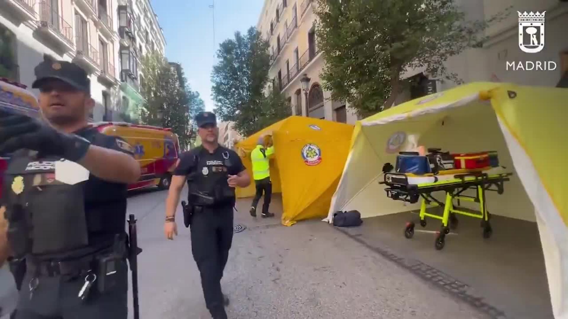 Once dotaciones de Bomberos trabajan en el derrumbe parcial de un edificio en la zona de Ópera