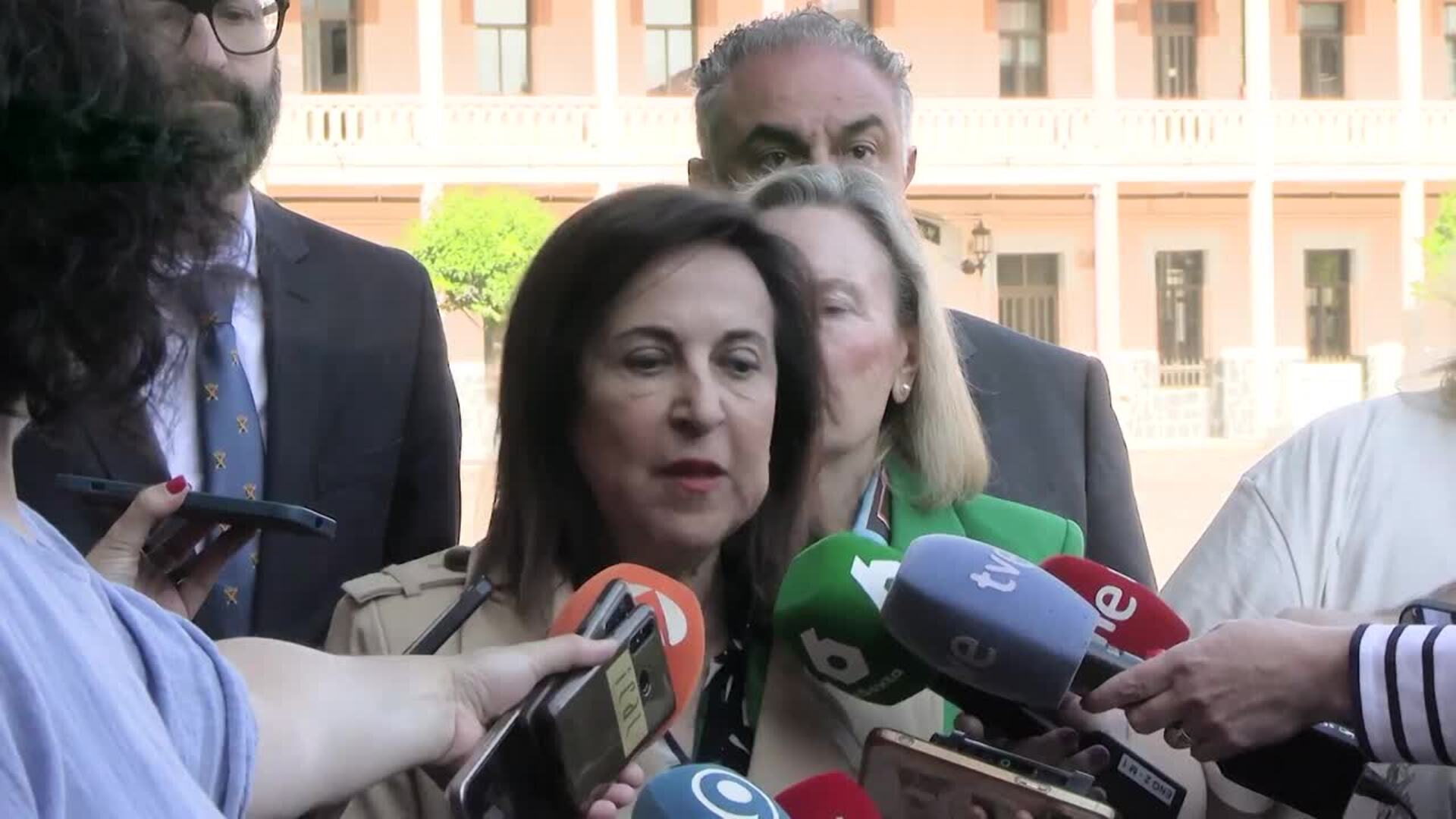 Robles asegura que Las Fuerzas Armadas trabajarán con material español