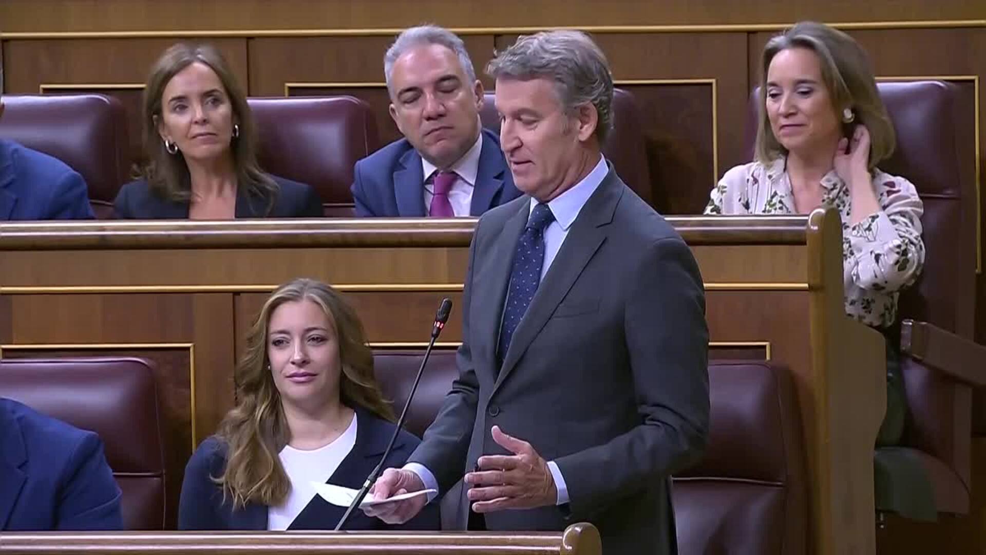 Feijóo asegura que Sánchez "protege al que roba" y éste dice que "caja b" solo hubo en el PP