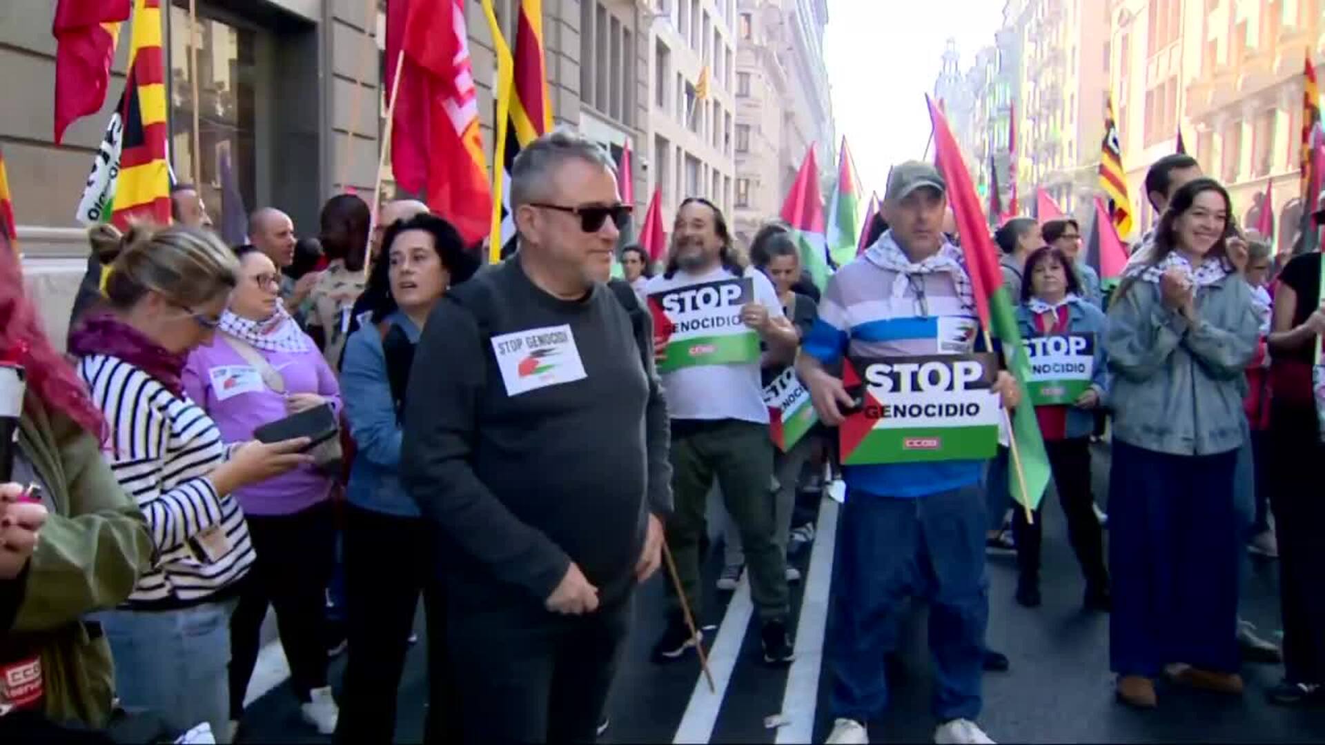 Un millar de personas convocadas por CCOO y UGT reclaman paz duradera en Gaza desde Barcelona