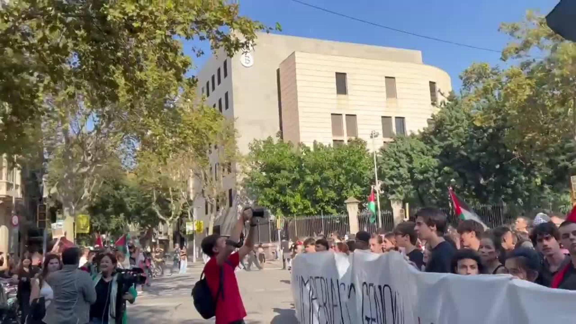 Unas 500 personas cortan la Gran Vía de Barcelona por la huelga por Palestina