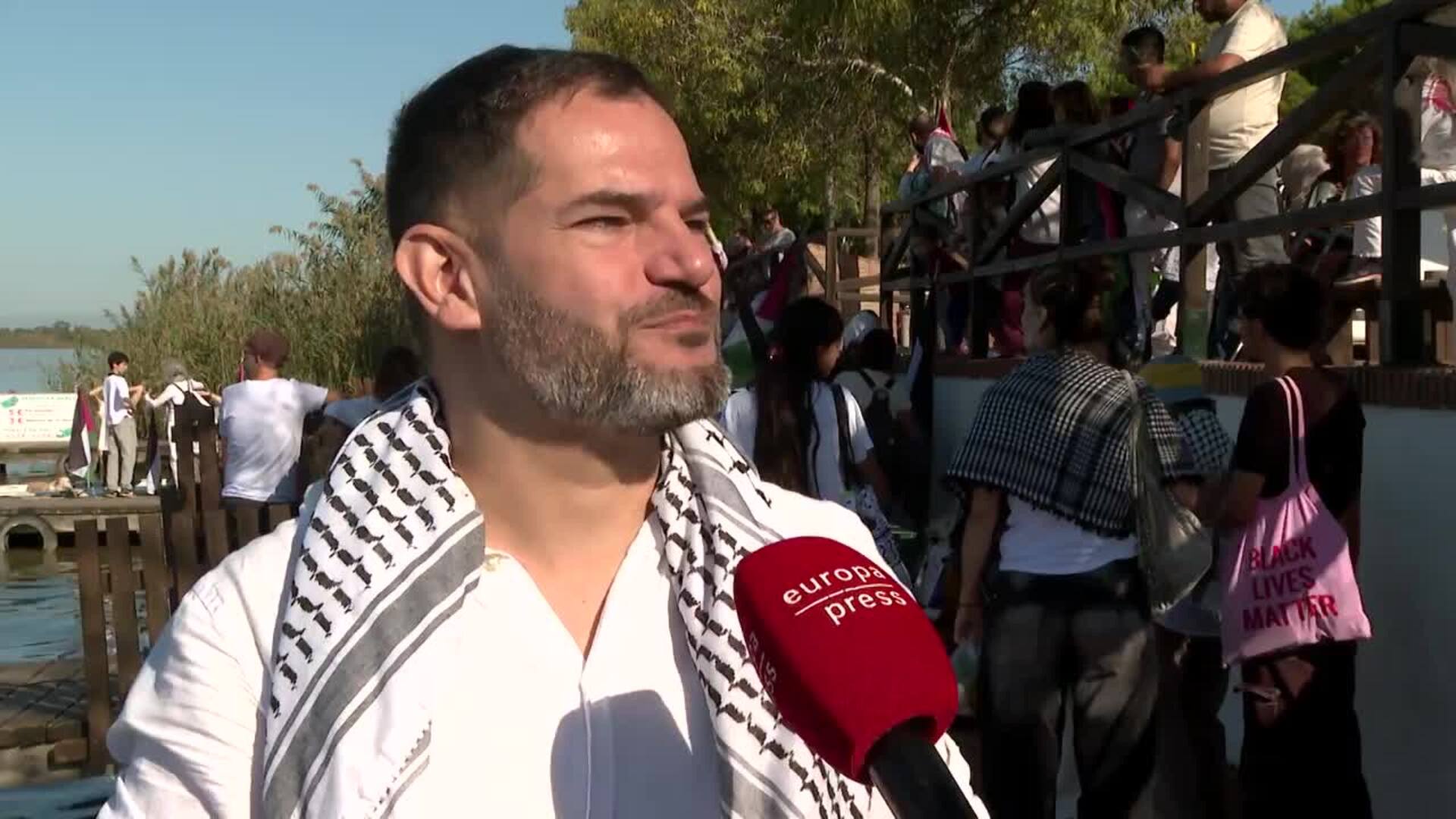 Palestinos y valencianos lanzan un mensaje de apoyo a Palestina en barcas por la Albufera
