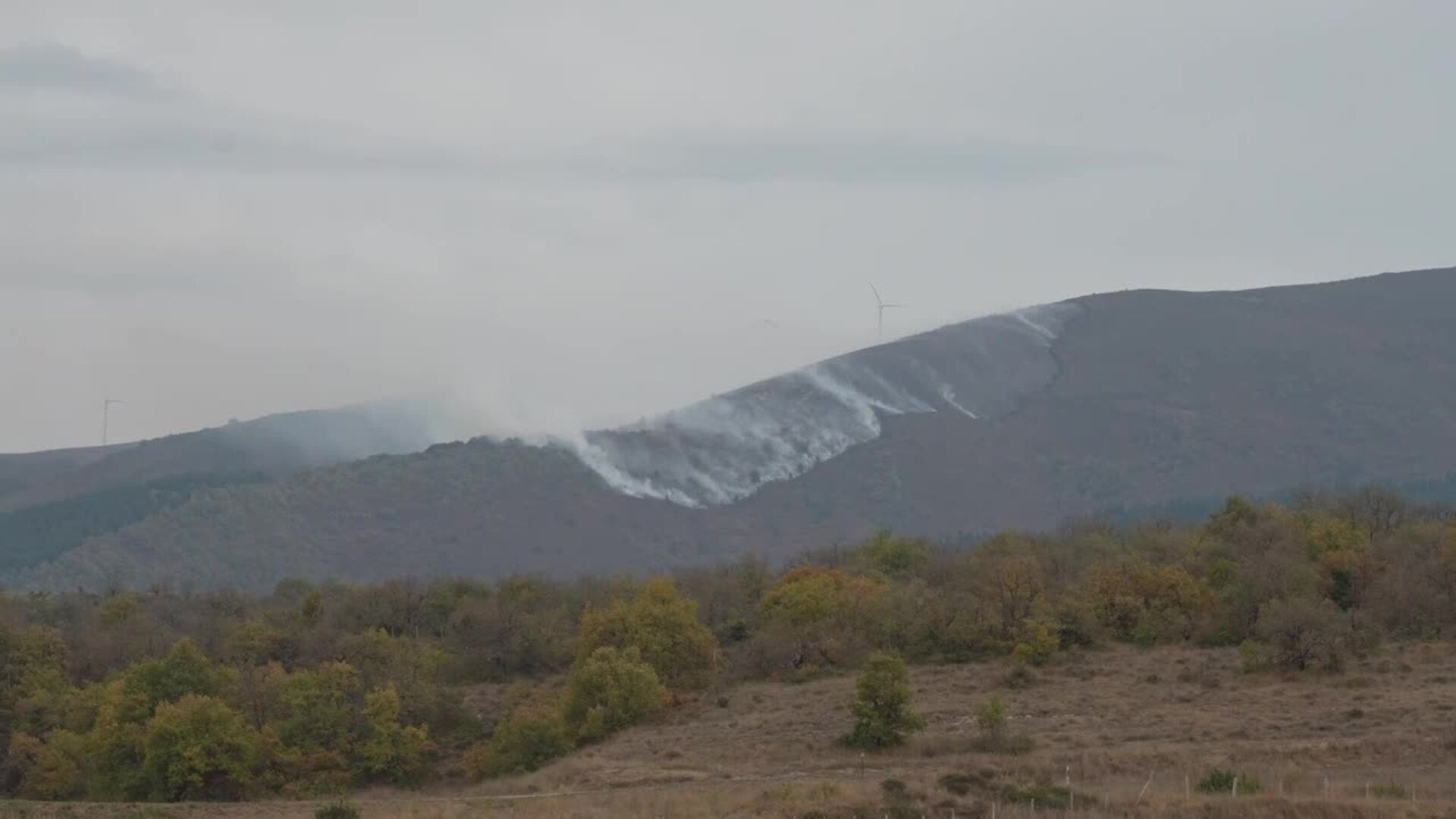 Bomberos continúan las labores de extinción del incendio en Sierra de Elgea en Álava